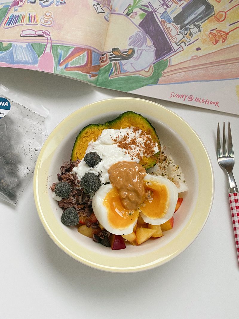 여름 더위는 싫지만, 제철 식재료는 너무나 사랑하는 ..🥺 밤호박도 딱 이맘때 쯤 나오는데 특유의 퍽퍽함과 싱그러운 맛이 아주 좋답니다- 그릭요거트나 달걀, 과일이랑 먹어도 참 잘 어울려서 어느 곳에나 곁들여서 자주 먹는 재료예요🧡 #밤호박 #그릭요거트 #제철식재료 #요거트볼 #그래놀라