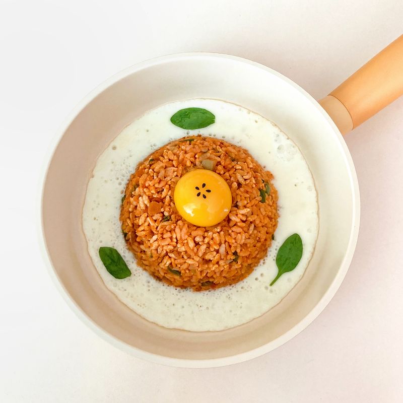 안쪽은 연베이지, 바깥쪽은 노랑색인 네오플렘 플랑과 같이 우주선 볶음밥의 달걀 흰자, 노른자를 분리하여 만들었어요 : ) 
 기존 우주선 볶음밥보다 훨씬 귀엽답니다 👾  #우주선볶음밥 #볶음밥 #플랑 #프라이팬