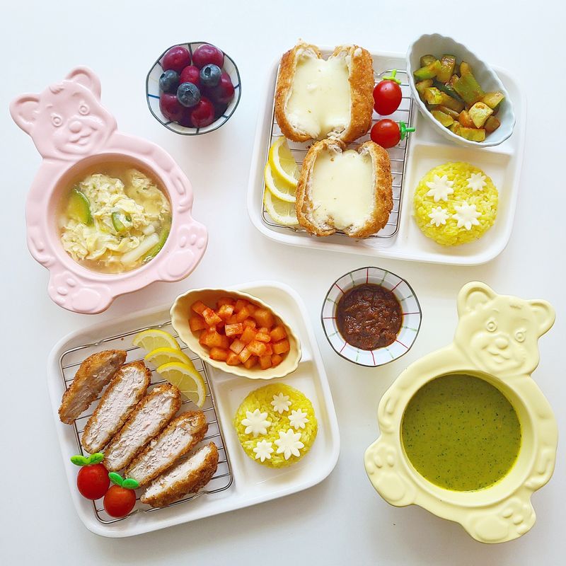 외식이 그리운 요즘. 이지잇 돈까스로 맛집느낌내기! 
 치즈폭탄 치즈돈까스와 두툼한통통까스 튀겨 포실포실 감자계란국에 우유를 넣어 부드러운 시금치카레 곁들여 먹으면 우리집이 맛집!   #온더테이블 #신혼밥상 #집밥 #돈가스정식 #홈스토랑 #돈가스 #치즈돈가스