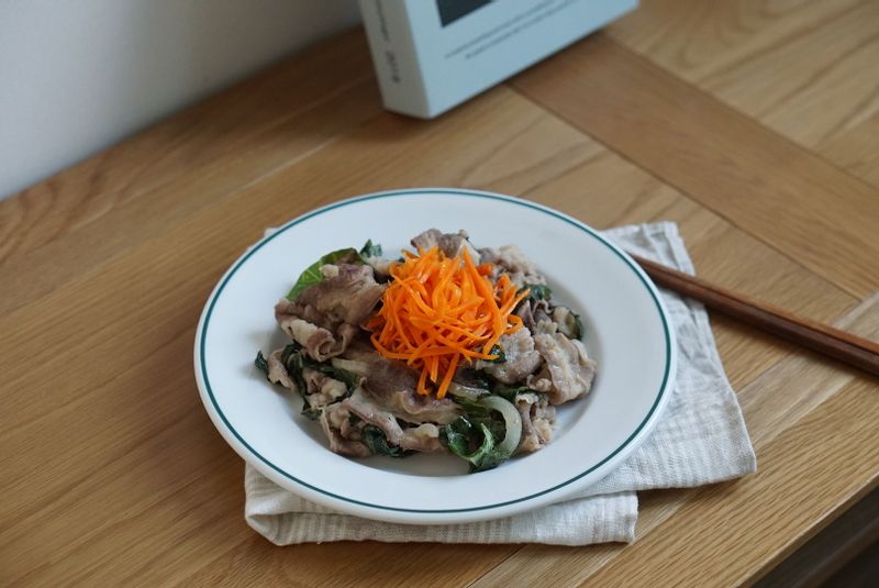 차돌박이 볶음은 깻잎이 포인트였어요:) 당근나물도 올려 함께 먹어주니 더욱 더 맛있네요^^  #차돌박이 #폴바살 #차돌박이볶음