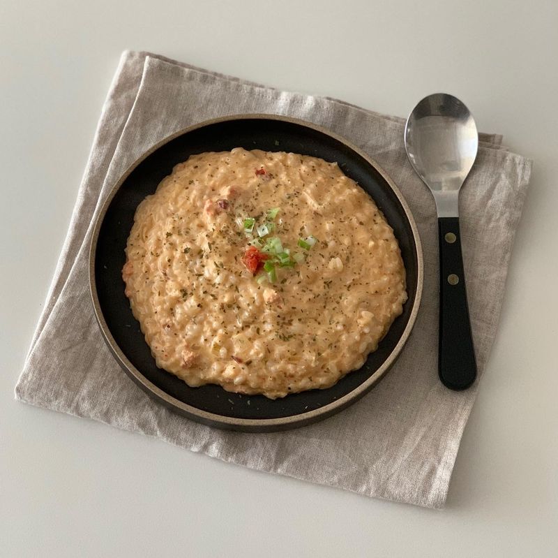 요즘 일주일에 두세번은 꼭 먹고 있는 중독적인 명란크림리조또 👍🏻
너어무 간단한데 맛있어서 주변에 공유하니 반응이 좋아 레시피 올려보아요 😊
레시피에서 페퍼론치노만 빼면 아이들도
너무 좋아할것 같아요 :)
1. 양파반개(작은거기준)랑 마늘3개 잘게 썰어서 올리브오일에 볶다가 페퍼론치노 두개 부셔넣고 볶아주어요
2. 명란 두덩이(작은거기준) 적당히 잘라 넣어서 함께 볶아주어요 (명란이 살짝 씹히는 식감이 좋아 완전 으깨진 마세요)
3. 명란이 살짝 익을때쯤 재료가 완전히 잠길정도로 우유넣고 좀 끓으면 체다치즈 두개 넣고 소금 후추 뿌려주어요 (체다치즈는 서울우유가 진리)
4. 마지막 밥 넣어서 조금 조리면 끝!
(밥 2/3공기 기준이예요 -1인분기준) #명란리조또 #리조또 #명란요리