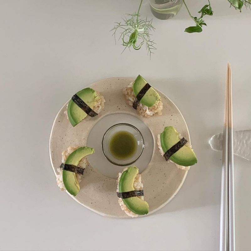 임신중에 회를 못먹으니 아보카도 초밥이라도 
 먹겠다는 의지로 많이 만들어먹었던 레시피예요🥑
 참치초밥 부럽지 않은 맛이라 추천해요😋👍🏻
 
 🏷 밥 + 단촛물로 간을 한 다음 
 김 + 아보카도 + 와사비 + 초밥간장
 추가로 크래미를 넣거나 타르타르소스 궁합도 최고예요!  #아보카도 #아보카도초밥 #초밥