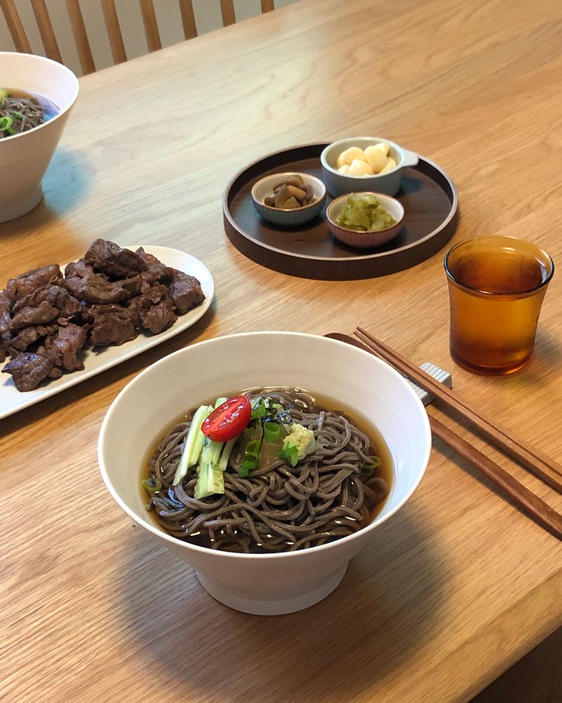 푹푹찌는 여름엔 시원한 매밀면 한그릇 💎
메밀면 하나로도 든든하지만 소갈비살과 아빠표 장아찌를 함께 곁들였어요 😎 #메밀면 #생메밀면 #메밀장국 #여름별미 #집콕