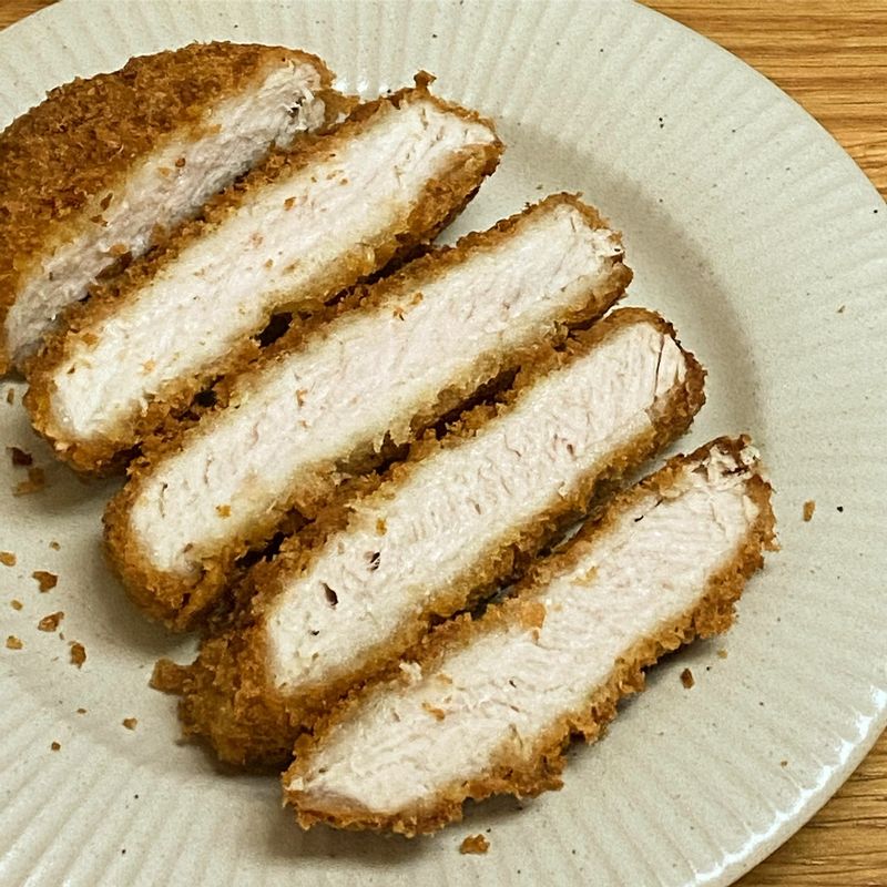 집에서 이런 고퀄의 돈까스를 먹을 수 있다니! 두툼한 살코기가 정말 너무 맛있어요 소스가 독특하면서도 정말 맛있네요~  #돈가스 #이지잇 #통통까스 #치즈통통까스 #돈까스추천