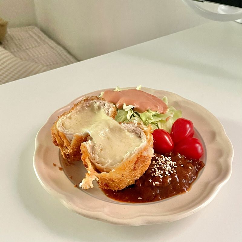 일단 진짜 맛있어요 치즈 좋은걸 쓰시는지 한덩어리는 살짝 식은 뒤에 먹었는데도 고무같지 않고 맛있더라구요 고기도 누린내없이 부드럽고 담백했습니다 할라피뇨소스가 핵심이네요 달콤하면서도 끝맛은 살짝 매콤하고 다른 시판 소스랑은 확실히 다르네요 에어프라이어에 180도 설정해두고 앞뒤로 10분씩 조리했더니 치즈는 잘 녹고 튀김은 바삭해서 먹기 딱 좋은 상태가 돼요 세일할 때 쟁여놓으려구요!   #치즈돈가스 #돈가스 #이지잇 #통통까스 #치즈통통까스 #돈까스추천