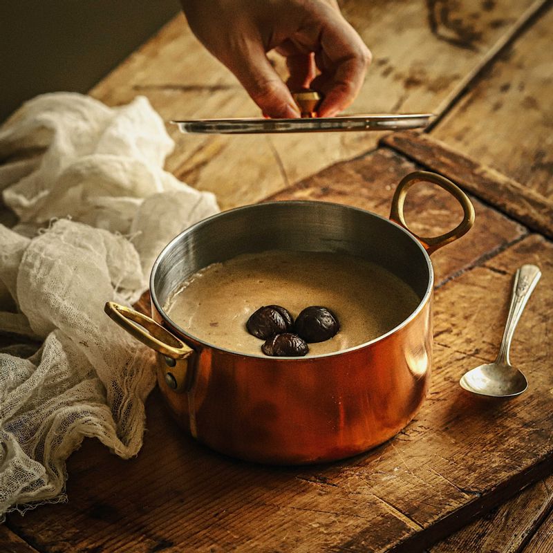 🧑🏻🍳폴 셰프의 밤스프
안녕하세요! 요리하는 폴킴입니다.
오늘의 요리는 달달한 밤스프🌰입니다.
쌀쌀해지면 따뜻한 스프가 생각나요~
출출한 저녁에 후딱 만들어 먹기도 좋고
아이들 간식으로도 딱인 메뉴죠!
저와 함께 밤스프의 매력에 빠져보실래요? #폴킴레시피 #밤수프 #밤스프 #수프 #스프 #밤 #밤요리 #간식