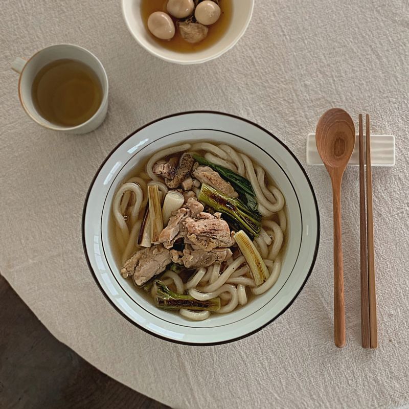 🧑🏻🍳폴 셰프의 대파닭고기우동
 
 안녕하세요! 요리하는 폴킴입니다.
 오늘의 요리는 대파닭고기우동🥢입니다.
 야식으로 먹기 좋은 메뉴인데요
 <밥과 음악사이>에서도 소개해 드렸죠~
 
 쯔유와 멸치 육수로 간을 해서
 국물이,(꼴깍) 끝~~내줘요👍🏻
 저와 함께 우동 한 그릇 어떠세요?  #폴킴레시피 #대파닭고기우동 #우동 #면요리 #야식 #국물요리