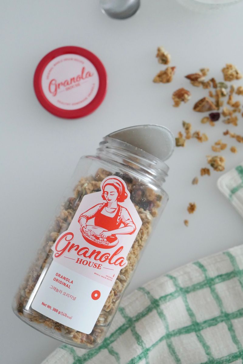딱딱하지 않고 오독오독 식감이 너무 재미있는 수제 그래놀라
무화과, 크렌베리, 코코넛, 애플시나몬 등등 그냥 먹어도 맛있어요 :)
그래놀라 유목민들 계시면 그래놀라 하우스 추천합니다 ! #그래놀라 #수제 그래놀라 #그래놀라추천