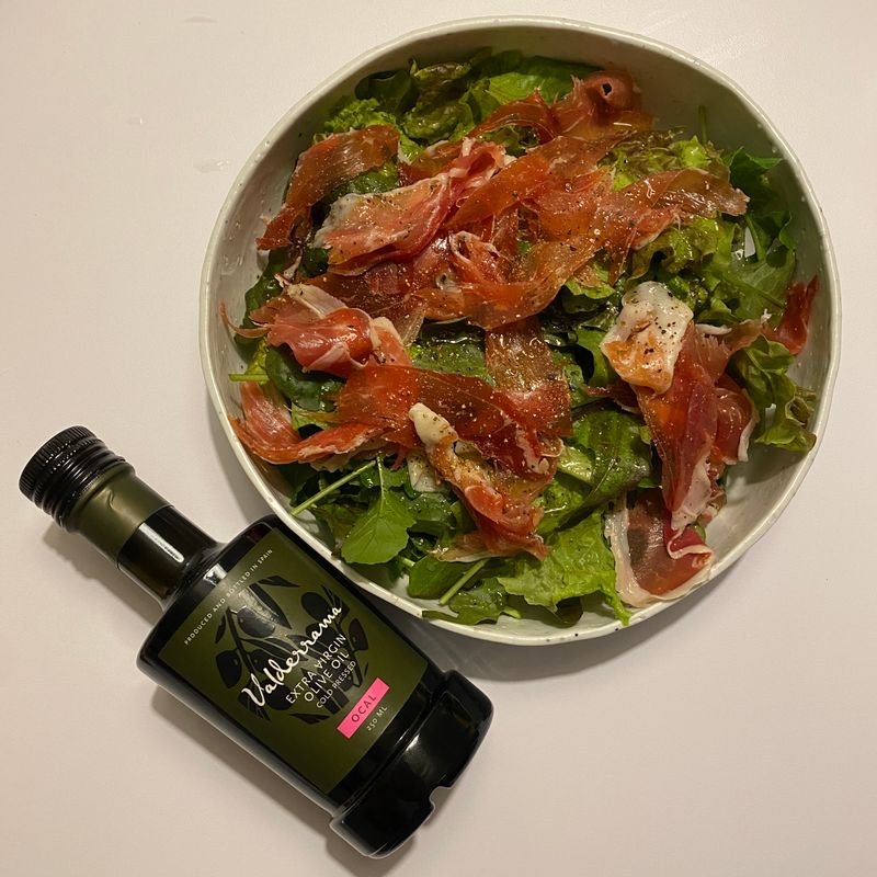 요즘 와인 안주로 자주 먹게되는 하몽샐러드🤍
제주도에 어떤 와인바에서 이렇게 기본 안주로 주셨는데 너무 맛있더라고요! 그 맛 기억하면서 만들어봤어요! 좋은 올리브오일은 필수! #하몽샐러드 #발더라마 #올리브오일추천