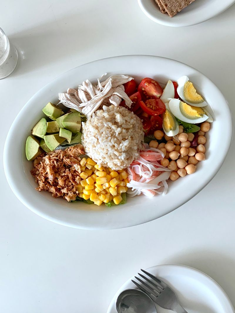 여름에도 항상 입맛 돌던 저..
갑자기 먹고 싶은게 생각나지않는 말도 안되는 일이 벌어졌어요😫 불쓰기도 힘들고 해서 좋아하는 재료 다 넣고 든든하게 먹을 수 있는 닭가슴살 포케로 하루 버텨봅니다.. 입맛아 돌아와죠~~ 🥺 #콥샐러드 #포케샐러드 #포케 #닭가슴살포케샐러드 #샐러드