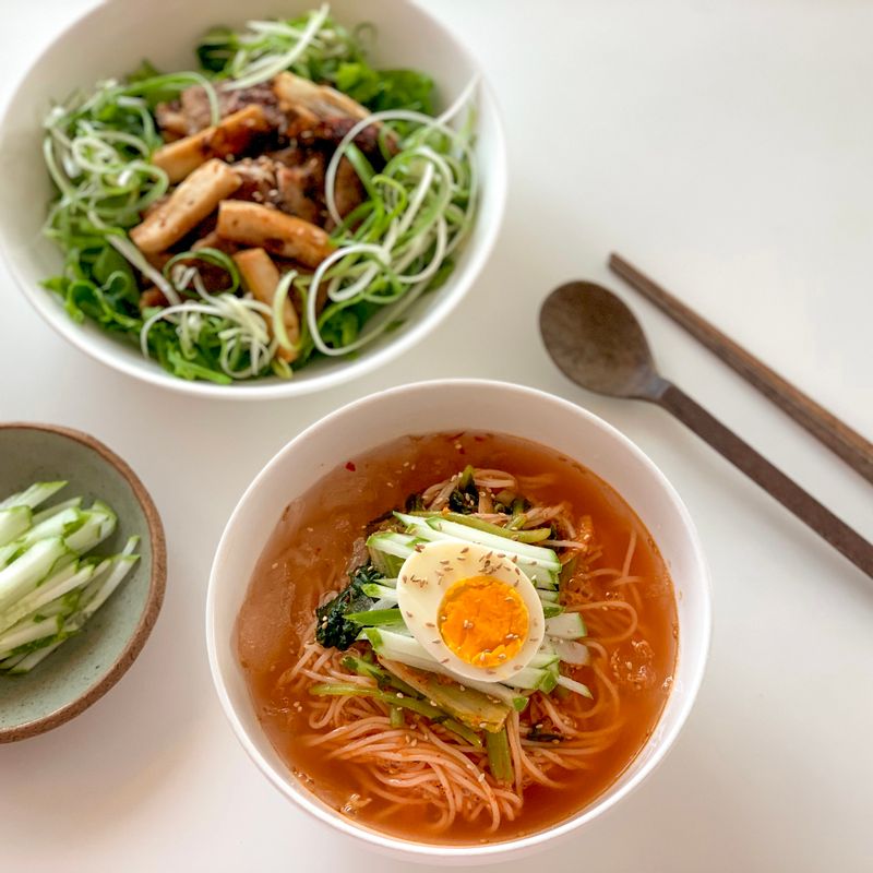 무더위로 시원한 면요리만 생각나는 요즘,
 살얼음 동동 시원한 열무비빔국수와 목살양념구이를 곁들여 든든하게 더위를 이겨낼 식사를 준비했어요.  #열무비빔국수 #열무 #비빔국수 #여름요리 #면 #열무국수