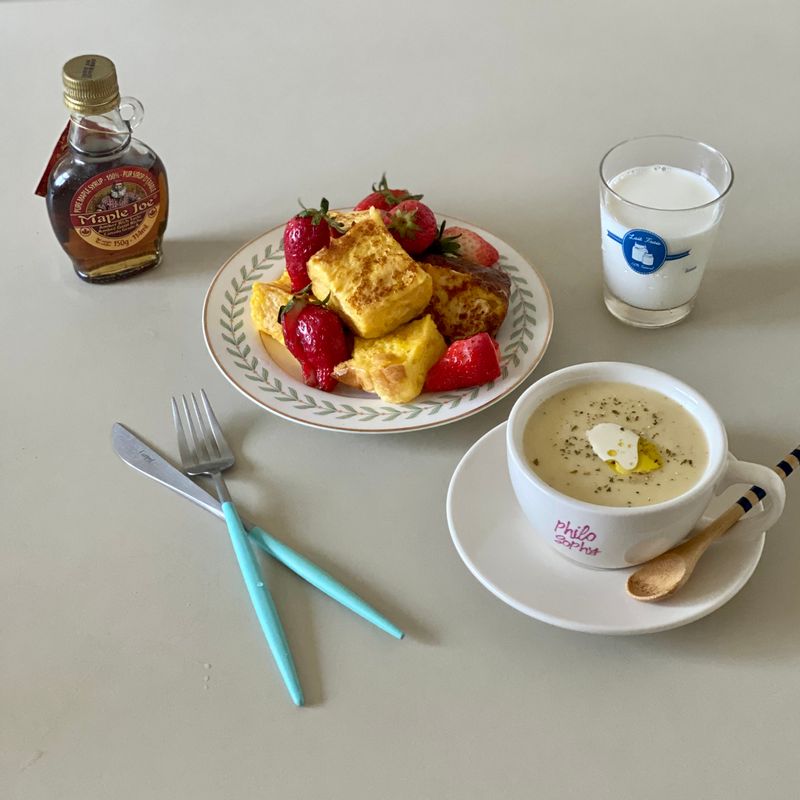 프렌치토스트는 두툼한 식빵으로 해야 제맛이죠! 노릇노릇 계란물을 입혀서 구워주면 폭신하고 달콤해서 너무 맛있어요❤️  #프렌치토스트 #홈브런치 #브런치 #토스트레시피