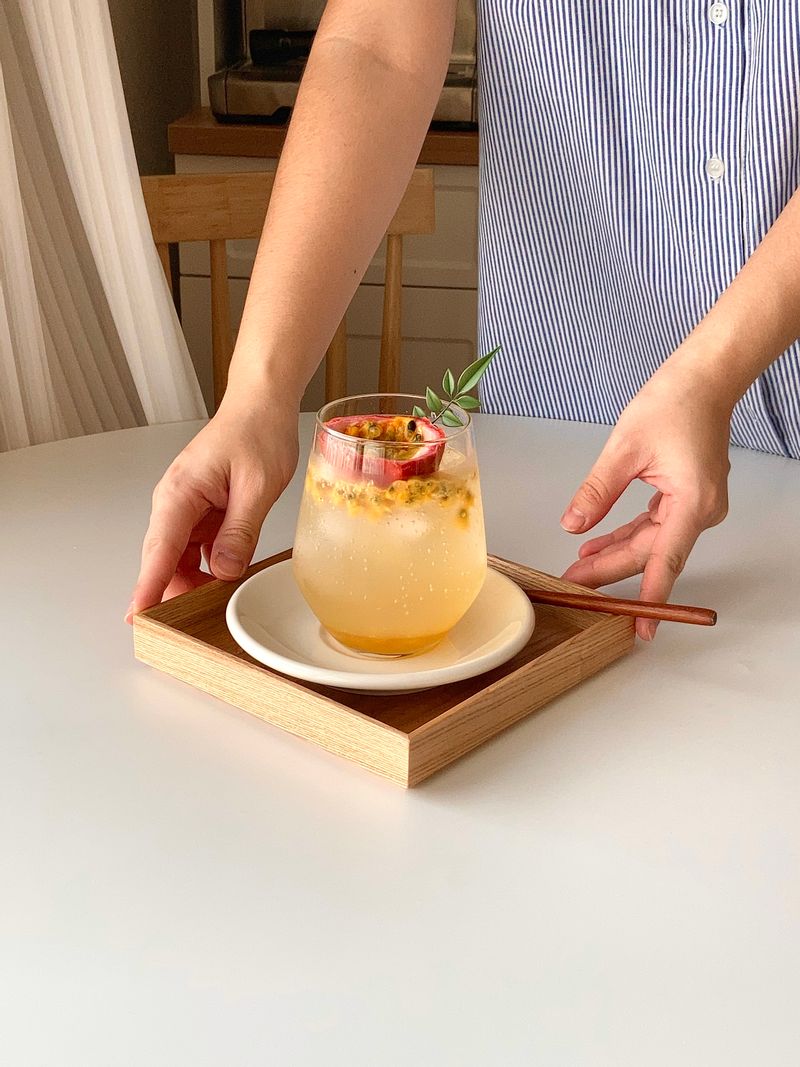 유자백향과에이드
유자차를 시원하게 마시는 방법으로 너무 좋은
에이드를 만들어봤어요
유자차 3T, 백향과 1개, 탄산수 250ml ,얼음 8개
유자차 위에 얼음을 넣고 백향과, 탄산수를 넣고
집에 있는 허브로 데코 해주면 완성입니다 #유자에이드 #유자청 #유자 #백향과 #유자백향과에이드