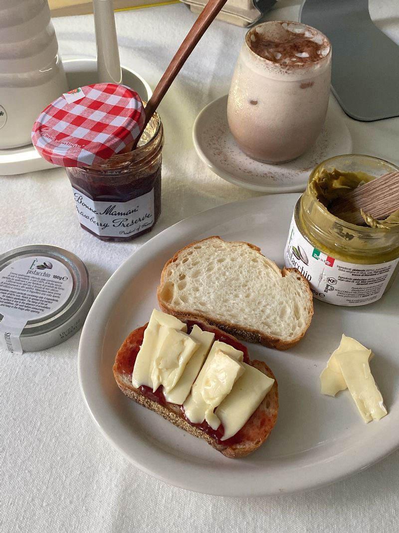 딸기쨈에 브리치즈 조합이 이렇게 좋을 줄이야
 브리치즈 베이글레시피 따라서 효모빵에 올려먹어도 정말 맛있어요! 찰떡조합
 브리치즈 활용하는 법 하나 더 추가예요  #브리치즈 #브리치즈요리 #치즈 #오픈토스트