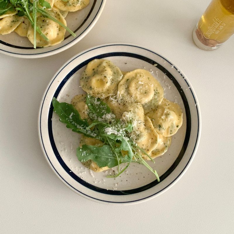 포르치니 라비올리🥟✨ 
 파스타보다 더 간단한 파스타! 라비올리 3분 딱 데쳐서 바질페스토 크림소스에 휘리릭 섞어주고, 루꼴라, 치즈, 트러플오일 뿌리링☺️ 향긋한 재료들 다양하게 써서 다채로운 맛이 조와요〰️🌿  #크림파스타 #라비올리 #파스타