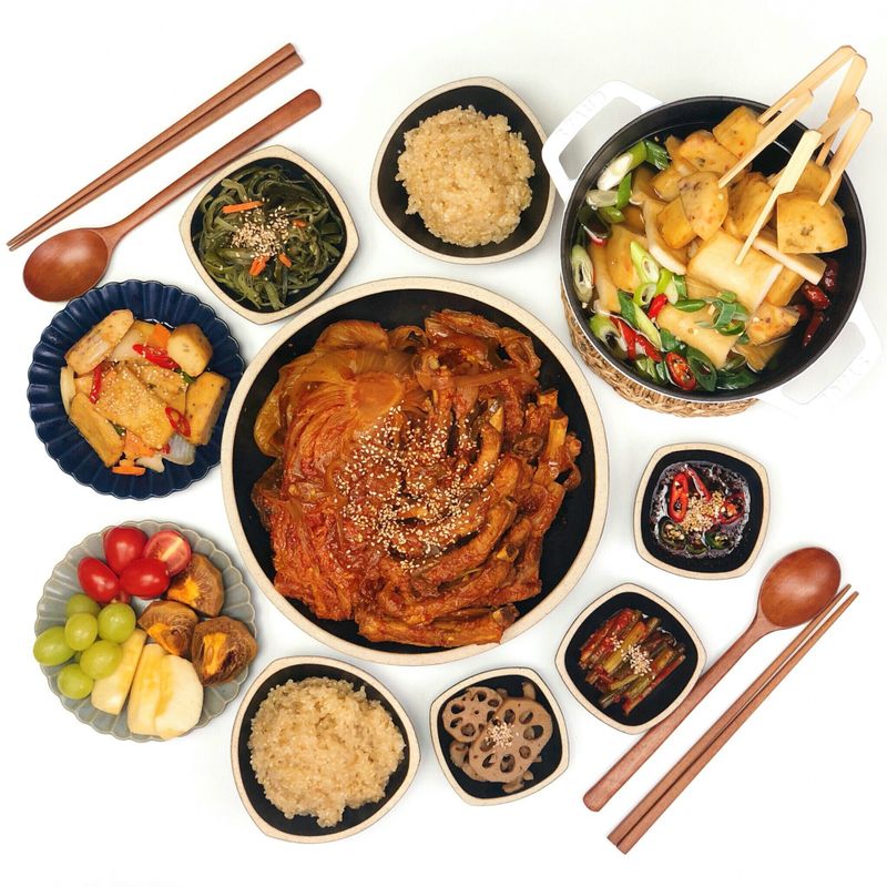 매콤한 등갈비 김치찜을 시원한 어묵탕과 차려보았어요. #돼지등갈비김치찜 #돼지등갈비찜 #등갈비김치찜 #김치찜 #등갈비