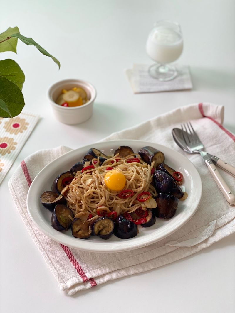 가지파스타
맛있는 여름 가지와 간장베이스의 소스로 파스타도 너무 잘 어울려요 노른자를 면에 슥슥 비벼 먹으면 완전 중독성 강한 맛 이지요 ☝️🍆🍝 #가지파스타 #파스타 #가지 #가지요리 #여름파스타