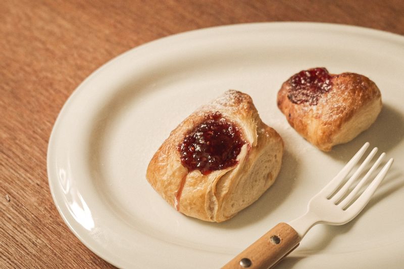 이지잇 크로와상 생지로 간단하게 미니 후렌치파이를 만들어보았어요 :) 그냥 먹어도 맛있지만 딸기잼을 곁들이면 더 상큼하니 맛있어요.  #이지잇냉동생지 #미니후렌치파이 #이지잇