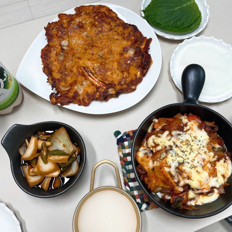 직접 요리하려면 은근 손많이 가고 귀찮은데 야채만 썰어넣어 볶으면 금방 완성해요! 쪼매 맵긴 하네요ㅎㅎ 맛잇게^^  #매콤한요리 #주꾸미