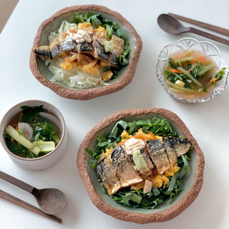 양념순살고등어 전자레인지 2분! 
 잎채소, 달걀스크램블, 양파볶음, 마요네즈, 와사비 넣어 비벼 먹으면 간단하지만 영양가득 순살고등어마요덮밥이 완성됩니다. 열무물김치와 함께 먹으면 한 그릇 뚝딱이에요.  #고등어덮밥 #순살고등어 #순살고등어마요덮밥 #덮밥 #고등어