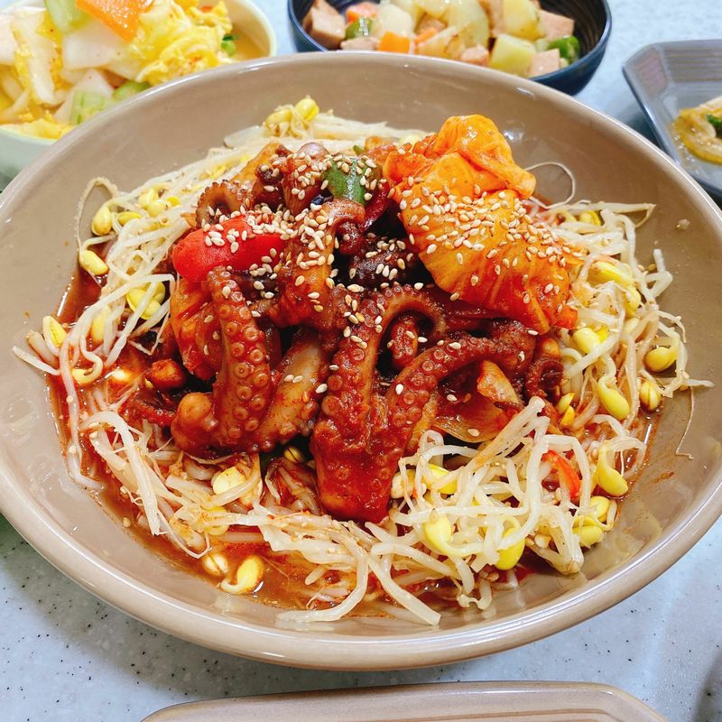 매콤하고 쭈꾸미는 쫄깃쫄깃 양념이 참 땡기는 맛깔스러운 맛이에요! #매운음식 #주꾸미