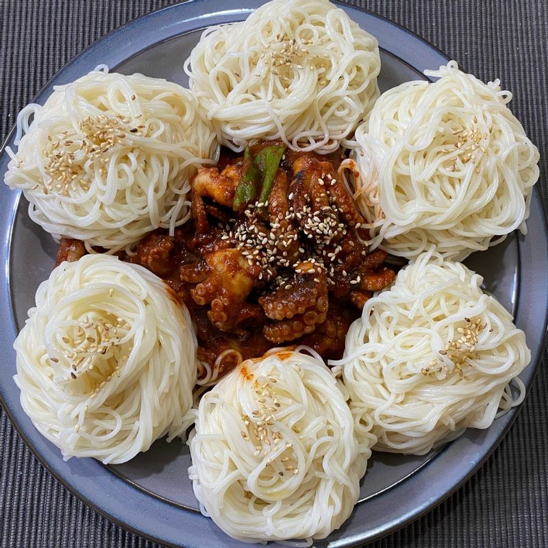 너무 맛있어요~ 애들이 매운맛은 너무 매워 쭈꾸미 맛을 못느꼈는데 보통매운맛은 너무 맛있다고 해요~ 쭈꾸미가 부드러워요~크기가 생각보다 작긴한데 이정도면 괜찮아요~  #매콤한요리 #주꾸미 #해산물