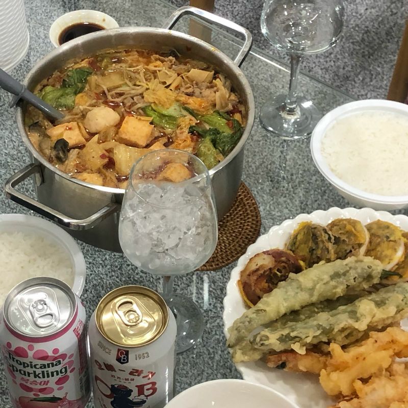 친구들이랑 여행갈 때 먹으려고 시켰는데 요것만 딱 챙겨가면 돼서 넘 간편하고 맛도 배달시켜 먹는 것 보다 맛있어서 놀랐어요! 국물도 진하고 야채도 신선해서 재구매 의사 100프로...! 맥주, 튀김과 환상의 조합입니다!! 혼자 먹기 아까운 맛 꼭 사세영 !  #마라탕