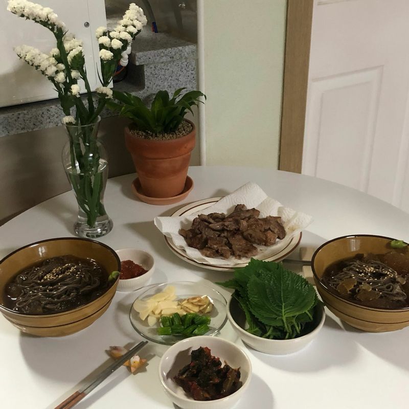 이가격에 6인분이라니 믿기지 않아요 집에 있던 돼지 목살이랑 와사비 곁들여서 먹었는데 가게에서 사먹는 것 처럼 정말 맛있었어요 집에서 이런가격에 이런맛을 낼 수 있다니 무조건 추천입니다!! 다먹으면 또 시키려구요 ^_^  #메밀국수 #여름요리