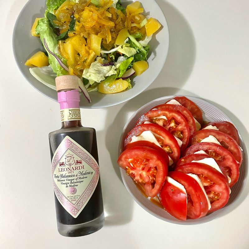 새콤달콤 샐러드 드레싱으로 너무 맛있어요! 보통 토마토에 설탕을 꼭 뿌렸는데 이제 발사믹 충분히 뿌리면 설탕 생각이 안나용 ㅎㅎ 병도 너무 예쁘고 너무 좋아요~~  #발사믹 #샐러드