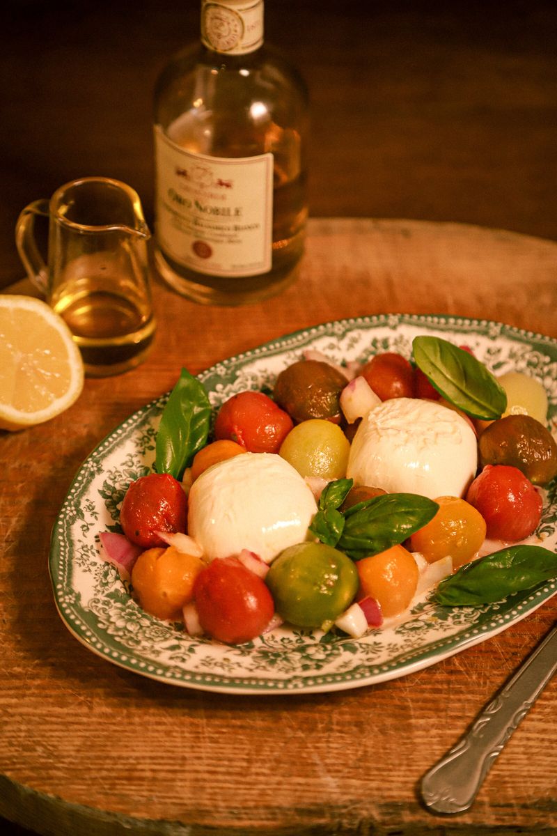 알록달록 보기만해도 기분좋은 컬러 방울토마토를 활용해 토마토 마리네이드를 만들어봤어요. 부라타 특유의 부드럽고 고소한 풍미와 토마토의 말캉한 식감과 새콤한 맛이 잘 어우러졌어요.   #방울토마토 #토마토 #마리네이드