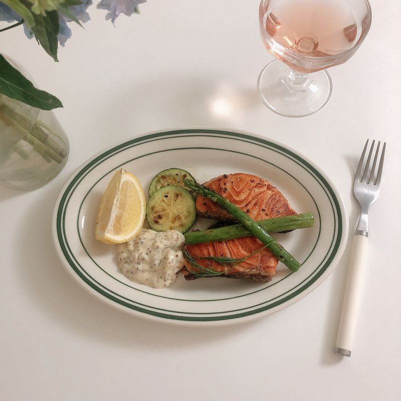 '소금을 넣지 않은 순살연어' 로 연어스테이크를 만들어봤어요. 연어를 겉바속촉하게 굽고 아스파라거스, 애호박 구이를 더했어요. 여기에 레몬과 수제소스, 로제 와인을 곁들이면 레스토랑 부럽지 않은 홈스토랑을 즐길 수 있답니다. #연어스테이크 #연어요리 #연어 #홈스토랑 #홈카페 #홈파티 #채소구이