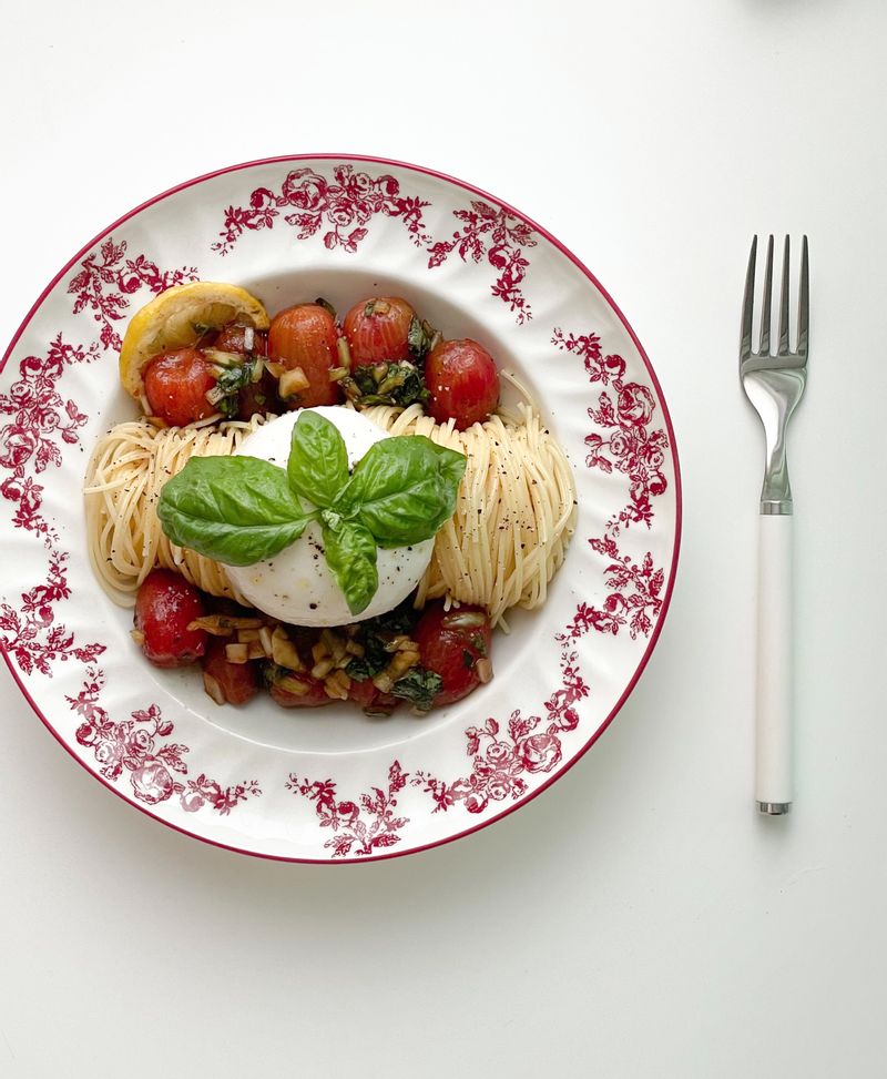 왜 이제 해봤을까요 이 맛있는걸~~토마토마리네이드 만들고 간단하게 카펠리니면 만 삶아서 비벼주니 상큼한 한 끼 순 이예용 !! #토마토마리네이드 #토마토콜드파스타 #파스타 #집들이 #샐러드 #홈카페