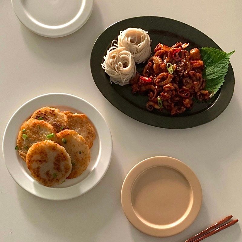 제철 햇감자가 맛이 변하기 전에 갈아 두툼 바삭하게 구웠어요! 거기에 매콤한 하남 쭈꾸미를 시원한 에어컨 앞에서 먹으면 다가올 무더위 무섭지 않아요☀️✨  #감자전 #주꾸미볶음 #여름별미 #쭈꾸미