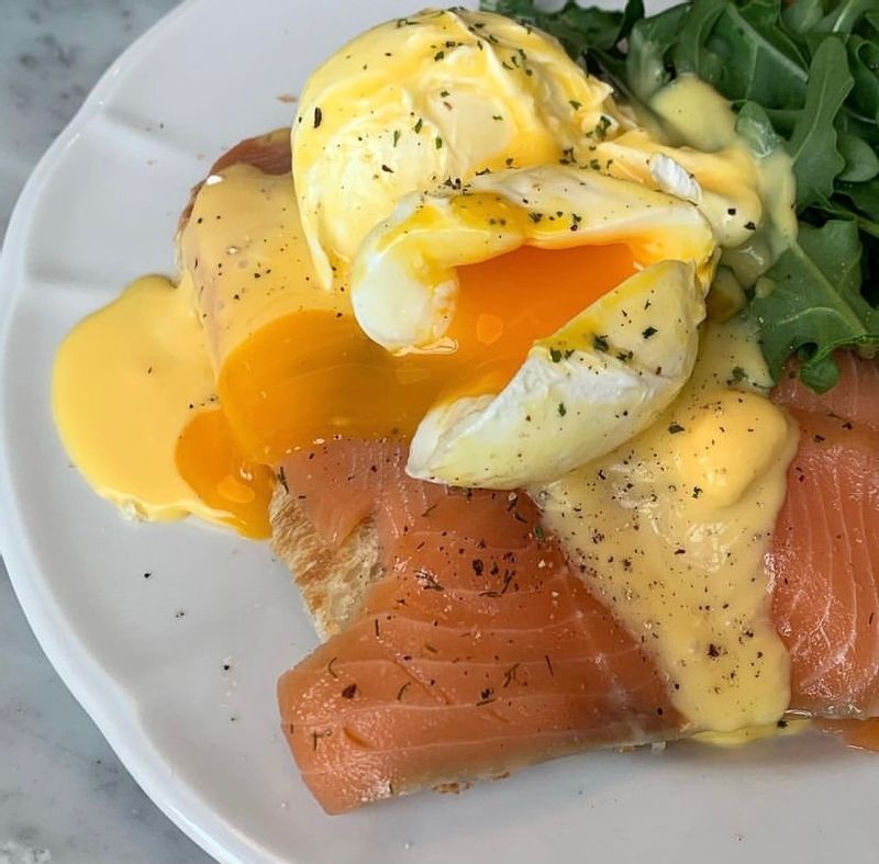 브런치엔 에그베네딕트🐣 노른자 주루룩! 연어와 먹으면 더욱 든든해서 좋아요~!! #에그베네딕트 #연어에그베네딕트 #브런치 #온더테이블