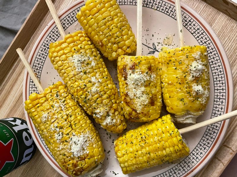 달달한 초당옥수수를 버터구이로 만들어봤어요! 마요네즈와 버터로 노릇하게 구워 먹었답니다.
그냥 먹어도 맛있지만 훨씬 더 맛있더라구요!ㅎㅎ 초당옥수수버터구이! 추천드려요~ #초당옥수수 #초당옥수수버터구이 #옥수수버터구이