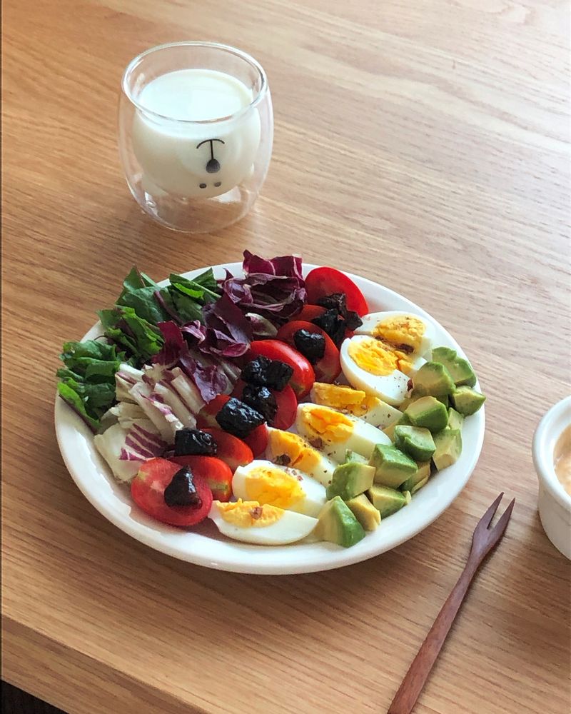 냉장고에 숨어있던 재료들로 콥샐러드 완성이에요 🧚🏻♀️
좋아하는 아보카도와 푸룬을 넣어 더욱 건강하게 만든 콥샐러드🥗 여기에 사우전드 아일랜드 드레싱을 곁들여 달콤 상콤한 샐러드를 완성했어요 #콥샐러드 #샐러드 #사우전드아일랜드드레싱 #혈관청소 #다이어트식단