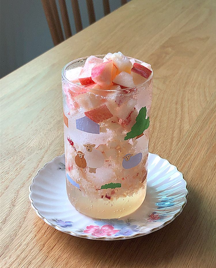 매일 틈틈히 꺼내먹는 요즘 최애 복숭아에이드 🍑
 
 제철 과일 복숭아로 청을 만들었어요. 집에 두고 온 복숭아청이 자꾸 생각나 일이 집중이 안되요..🤧  #복숭아 #복숭아청 #복숭아에이드