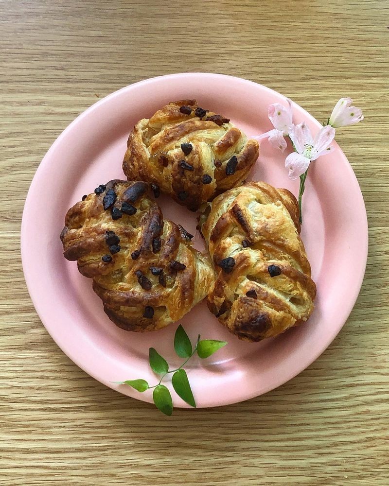 밥순이도 반해버린 메이플 피칸 🍯
 
 이지잇 생지 중 가장 좋아하는 메이플 피칸🍞 메이플 피칸을 만나고 밥순이도 이제 빵을 쟁입니다 쥽쥽,,  #이지잇 #생지 #메이플피칸