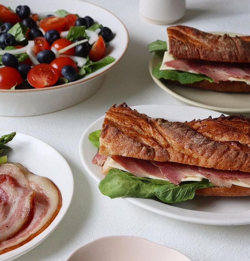 주말에 샌드위치 맛집에서 먹었던 맛이 계속 생각나서 집에서 따라 만들어봤어요😊
소스가 살짝 아쉽긴 했지만 그래도 맛있었답니다 :) #샌드위치 #샐러드 #브런치 #홈브런치