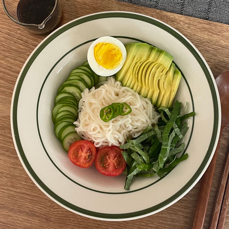 간편하고 가볍게 ‘샐러드 누들 한접시’👩🏻🍳
 요리가 귀찮거나, 가볍게 먹고 싶은날에!
 라이트 누들과 각종 채소와 야채를 더해 간단한 샐러드누들 한접시는 어떨까요?🥗
 
 📍샐러드 소스 (간장 비빔면 느낌 ver)
 ✔️간장 2, 쯔유 1, 아보카도(올리브) 오일 1, 올리고당 1/2, 식초 1/3, 후추 적당량
 
 🌞단짠단짠 소스가 매력적인 샐러드 누들을 맛있게 즐겨주세요!  #샐러드 #아보카도 #다이어트