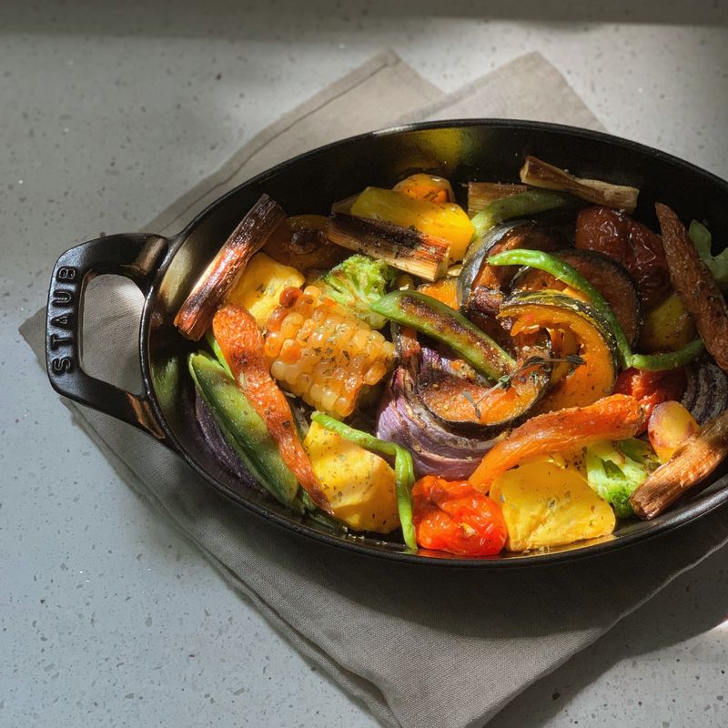 요즘 자주 먹는 채소구이예요
레시피라고 할수 없지만 단호박, 감자, 적양파, 방울토마토, 당근, 파, 파프리카, 아스파라거스, 옥수수 등을 먹기 좋게 잘라서 올리브오일+소금+후추를 뿌려 예열된 오븐 180도에 2-30분정도 구워주면 끝이예요
전 새로 들인 스타우브 주물접시에 구웠더니 그대로 플레이팅 하기도 너무 예쁘고 아주 먹기 좋게 구워졌어요 😊🙏🏻
다음번엔 우리의식탁 레시피 뿌리채소샐러드의 소스도 만들어 먹어보려해요 #채소구이 #채소샐러드 #오븐구이 #채소요리