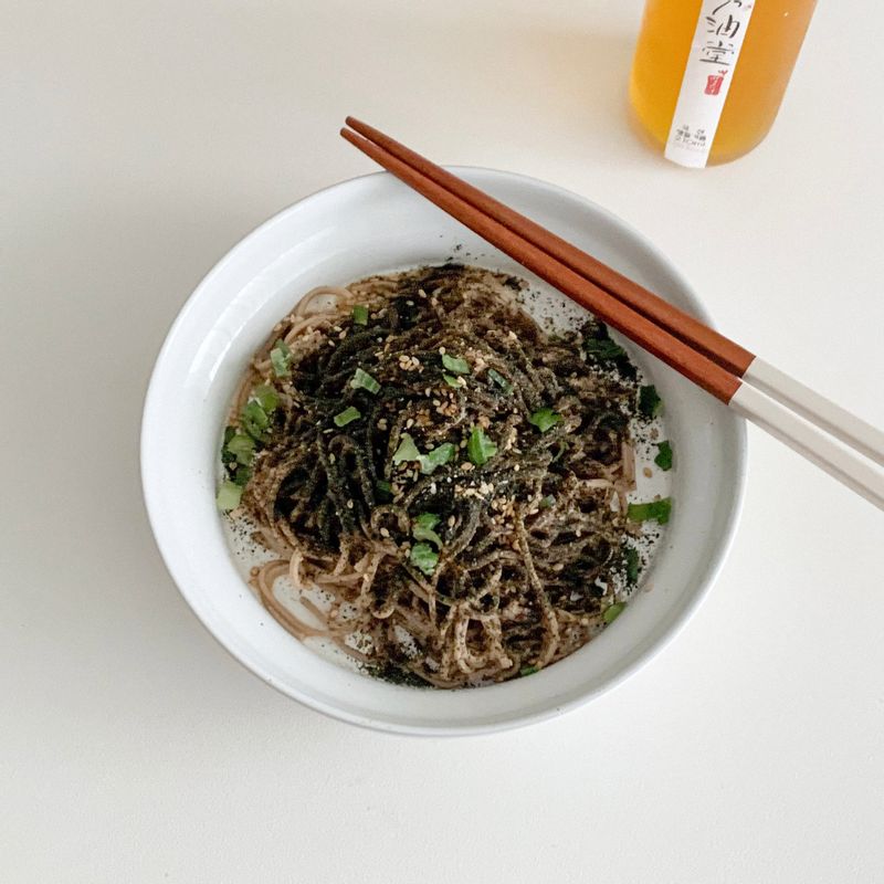 들기름 막국수🥢💛 
 담백하고 꼬소한 맛이 매력적인 들기름 막국수! 방유당 생들기름으로 더 건강하고 구수하게 만들었어요🙂   #들기름막국수 #들기름 #생들기름