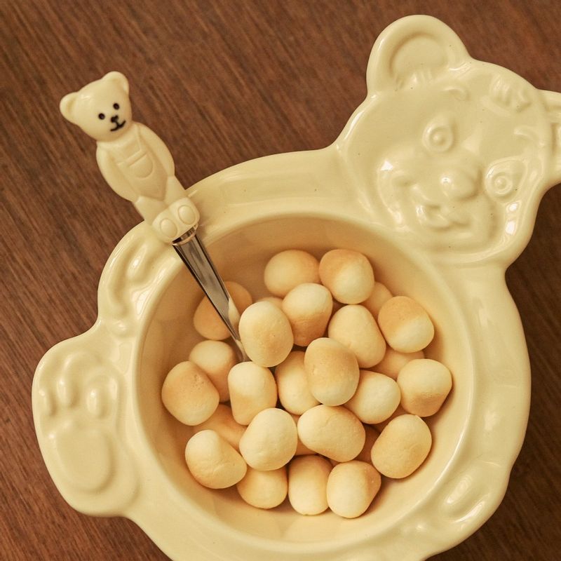 오랜만에 무인양품에가서 좋아하는 과자를 샀어요. ‘타마고보로’라는 과자인데요. 바삭하게 씹히다가 어느순간 사르르 녹아서 사라지는 식감이라 바삭함과 부드러움을 동시에 느낄 수 있어서 먹는 재미가 있어요. 좋아하는 곰돌이 그릇에 담아 먹었더니 더 귀엽고 맛있었어요.  #무안양품 #과자 #타마고보로 #간식