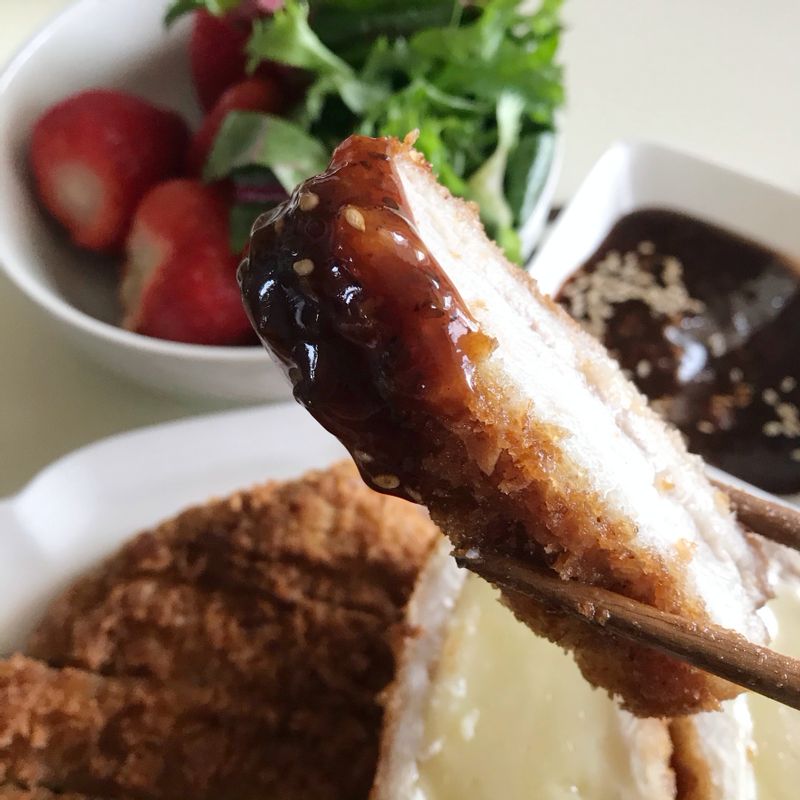 우리의식탁에서 구매한 이지잇 돈까스에요.
집에서도 간단하게 돈까스를 즐길 수 있어서 좋아요!
밥과 샐러드를 곁들여 먹으면 한끼 식사로 딱이에요^^ #치돈 #돈까스 #등심돈까스