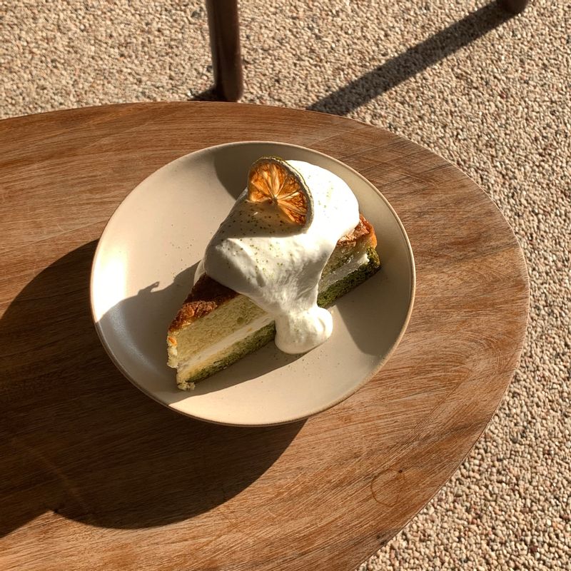 부드럽고 달달한 크림 가득 카스테라🍰
말차랑 섞여서 더 특이하고 맛있었어요 :) #카스테라 #크림카스테라 #말차크림카스테라 #케이크