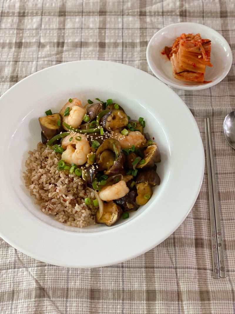 요즘 가지가 너무 맛있네요..!🤭 어느 순간부터 가지라는 식재료에 푹 빠져버렸는데, 어떻게 조리해도 맛있는 마법의 재료랄까요?🍆🍆
그 중에서도 좋아하는 메뉴인 가지덮밥에 새우를 추가해서 색다르게 먹어봤어요~ 생각보다 가지와 새우가 잘 어울려서 한 그릇 뚝딱! 조만간 또 먹어야겠어요..😌 #가지덮밥 #새우가지덮밥 #덮밥요리 #가지요리 #가지 #덮밥