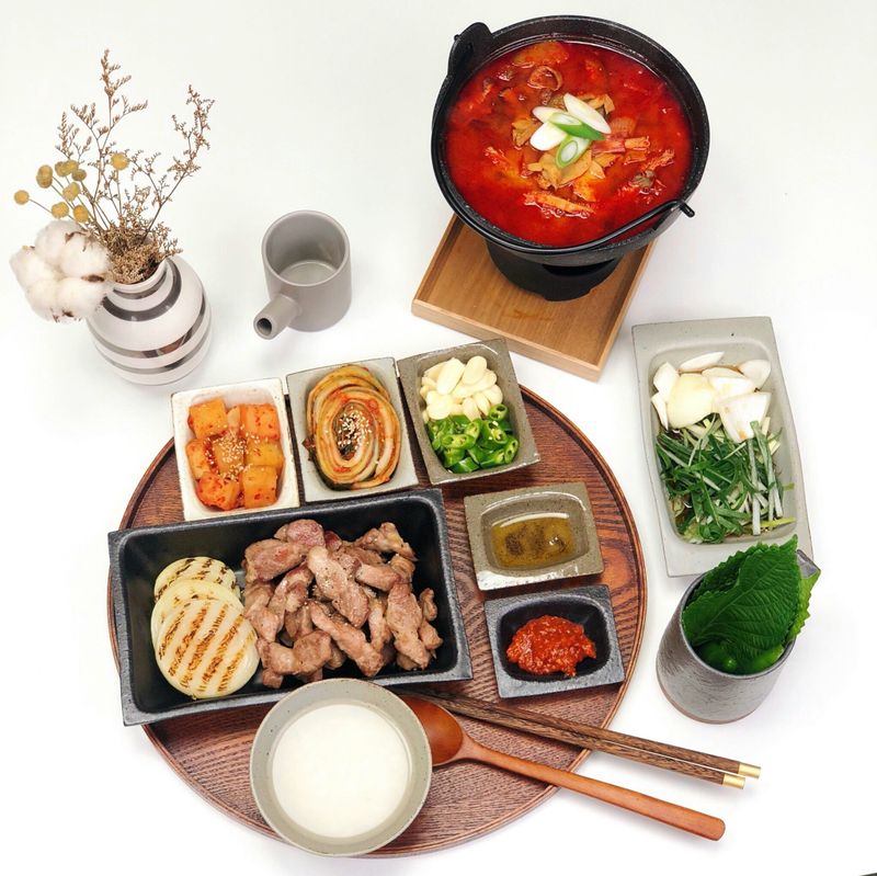 맛있는 돼지고기와 돼지고기를 듬뿍넣은 김치찌개와 함께 1인 밥상을 차려보았어요 #삼겹살 #김치찌개 #1인밥상 #집밥