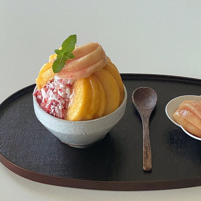 스노우빙홈 눈꽃빙수 딸기얼음을 갈아서 토핑까지 올려주니 카페빙수 맛집 부럽지 않아요:) 딸기얼음이 얇은 대패처럼 갈아져나와 모양도 예뻐요~ 사진으로 다 못 담아 아쉽네요~ 부드럽고 맛있어요:) 다음엔 인절미 올려서 해먹어보려고요:) #망고 #빙수 #홈카페 #대패빙수 #감성키친템