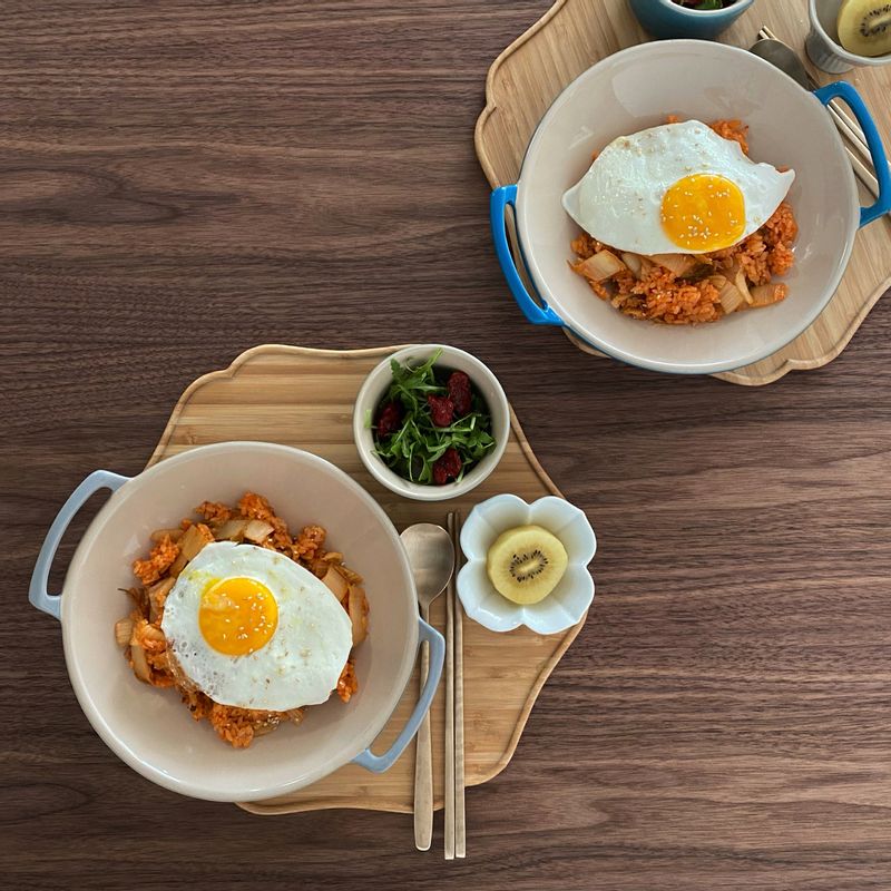 주말 아침은 간단하게 먹고 싶어요~ 빵으로 간단하게 먹을까하다가 그래도 밥은 먹고 싶고ㅎㅎ 그래서 간단하게 김치볶음밥 했네요~ 달걀프라이도 하나 올리고~ 든든하게 식사했어요 김치볶음밥은 언제나 맛있어요:)       #김치볶음밥 #주말아침 #졸리마 #트레이