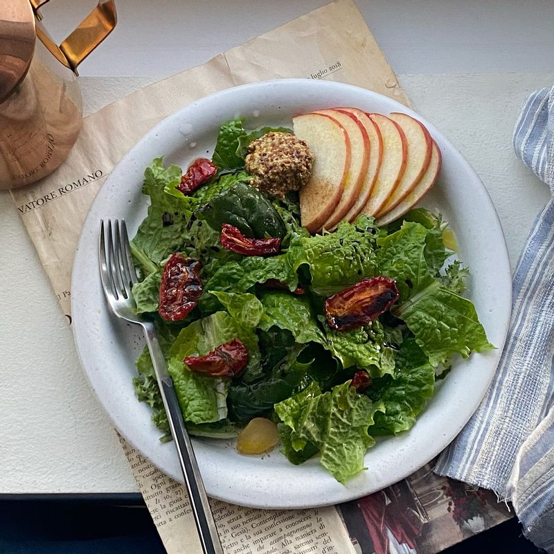 요즘 부쩍 건강을 챙기게 되요:) 안하던 운동도 하구요~ 그만큼 골고루 잘 챙겨먹어야겠지요~:)  #샐러드 #브런치 #아침식사 #주말아침 #건강챙기기